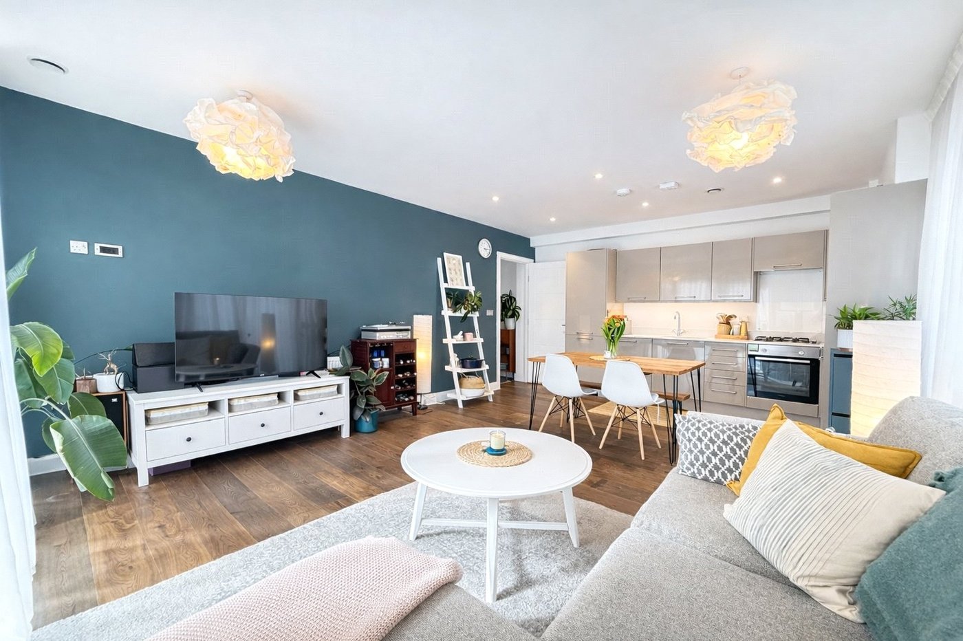 2 bedroom property for sale in London | Robinson Jackson