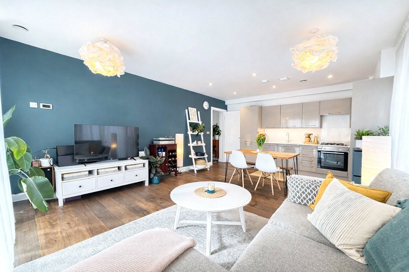 2 bedroom property for sale in London | Robinson Jackson