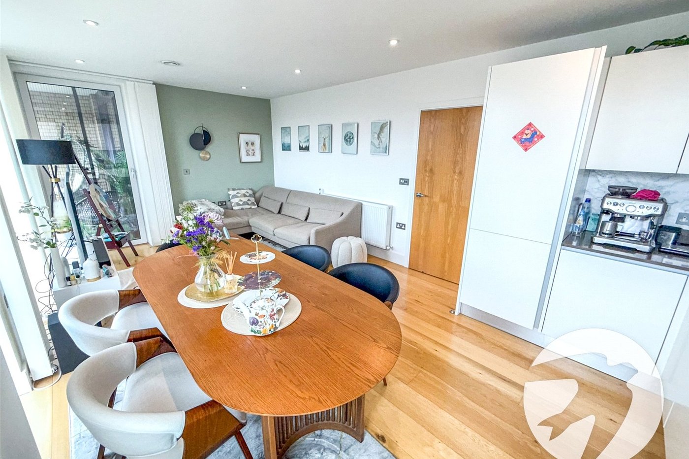 2 bedroom property for sale in London | Robinson Jackson