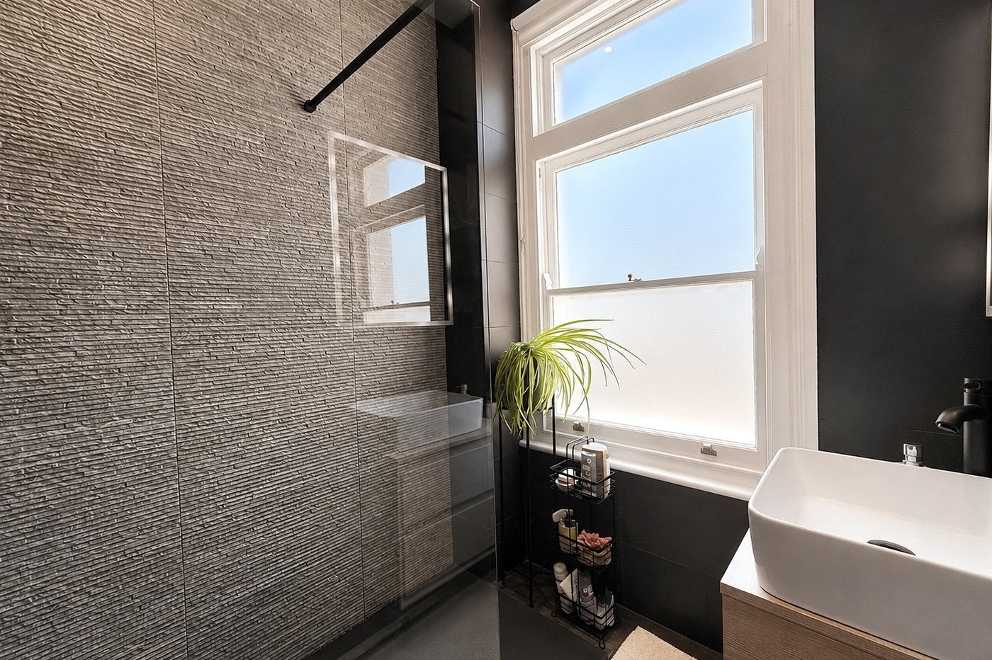 2 bedroom property for sale in London | Robinson Jackson