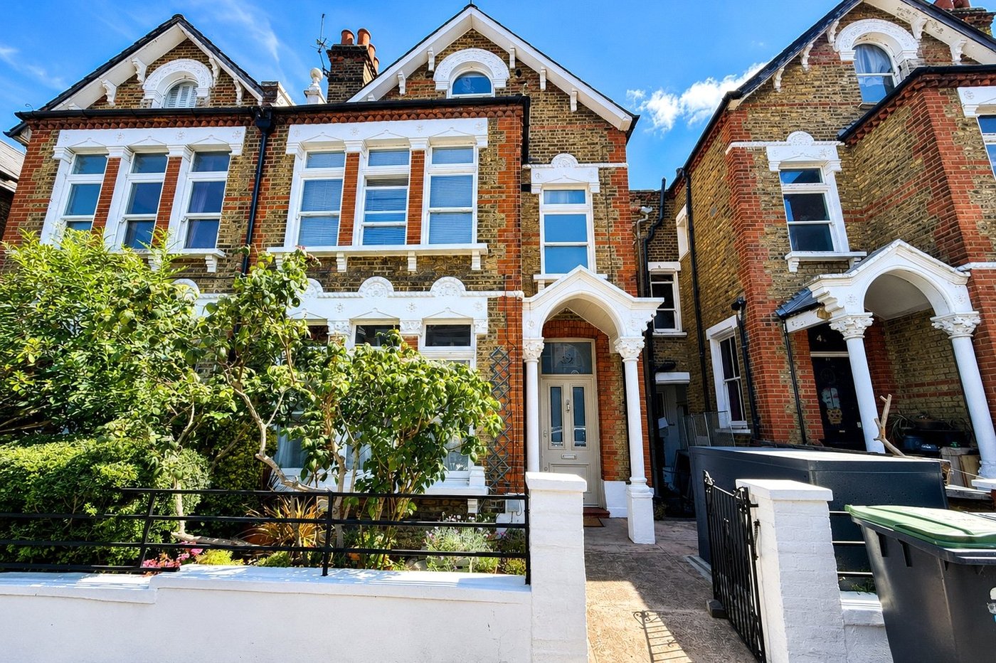 2 bedroom property for sale in London | Robinson Jackson