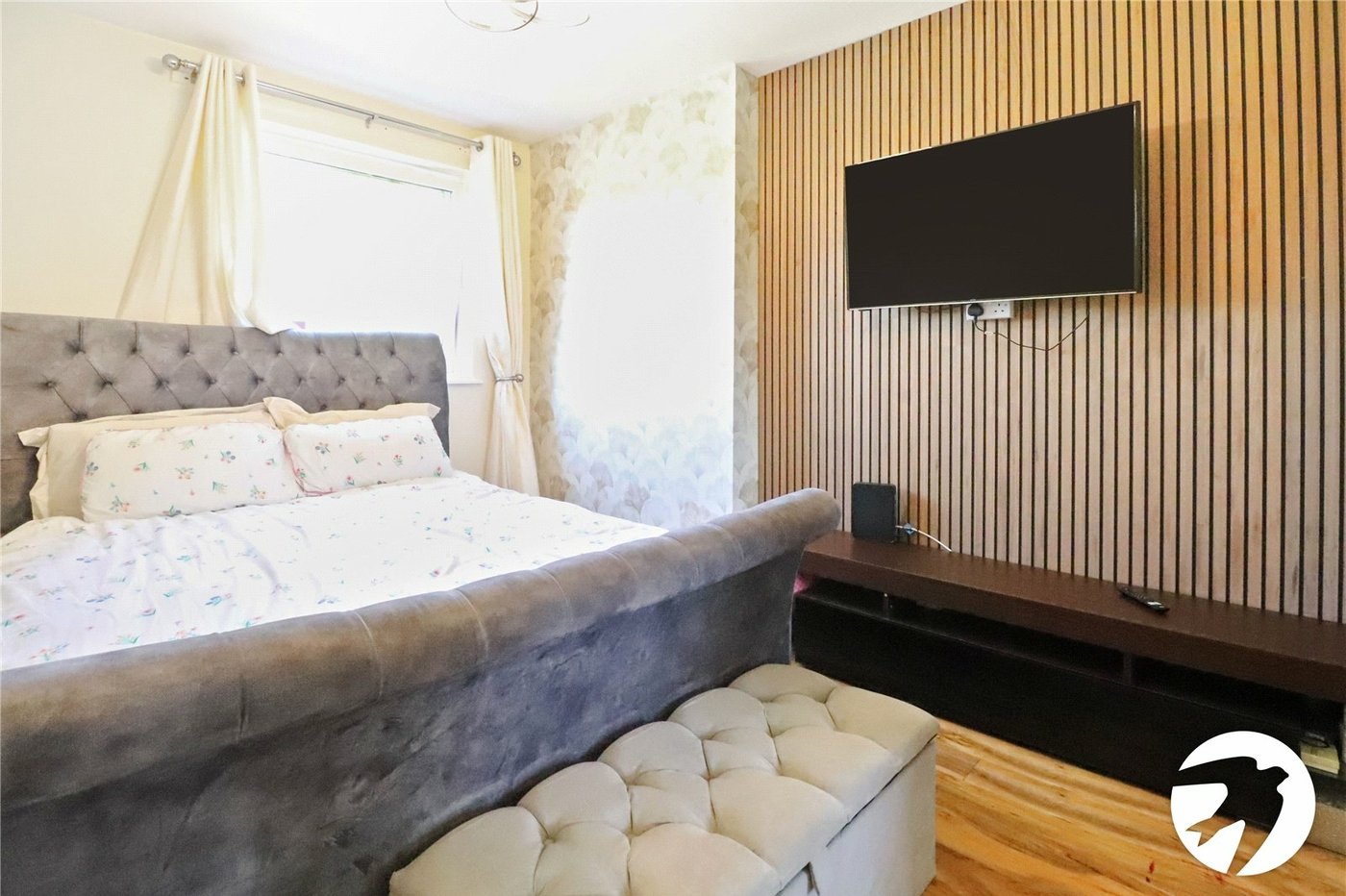 3 bedroom property for sale in London | Robinson Jackson