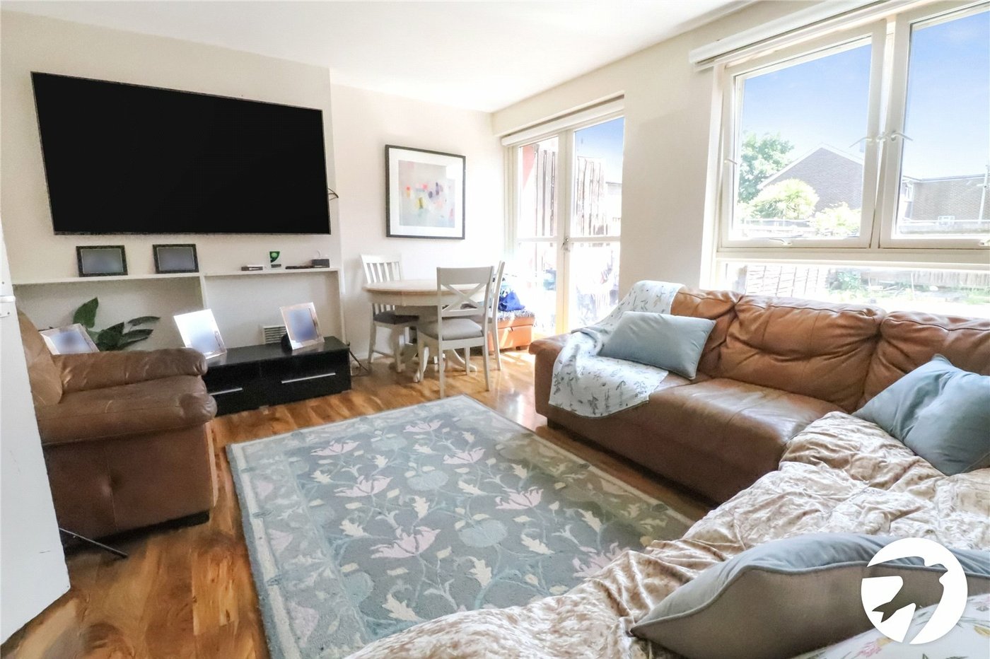 3 bedroom property for sale in London | Robinson Jackson