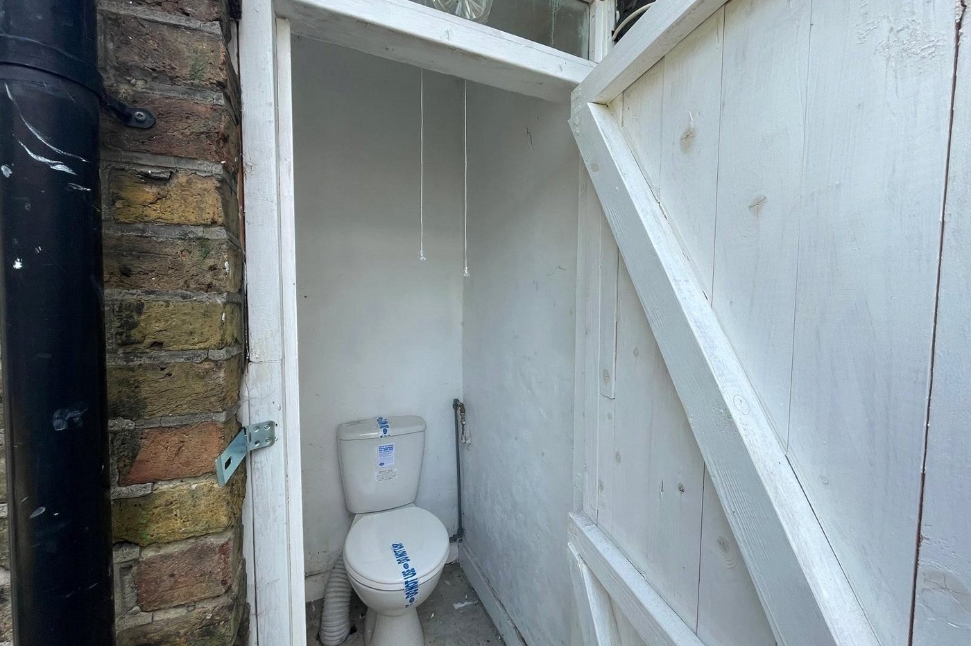 2 bedroom house for sale in London | Robinson Jackson