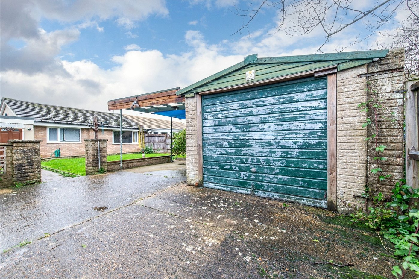 2 bedroom bungalow for sale in Langley | Robinson Michael & Jackson