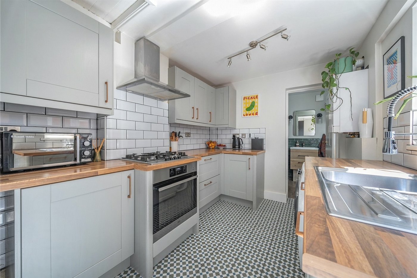 2 bedroom house for sale in London | Robinson Jackson
