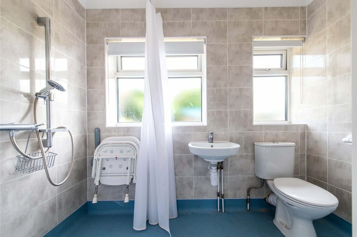 2 bedroom bungalow for sale in Istead Rise | Robinson Michael & Jackson