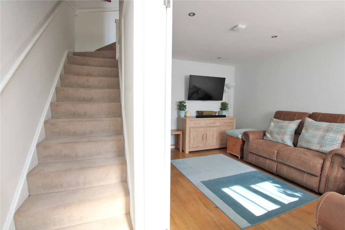 2 bedroom house for sale in London | Robinson Jackson