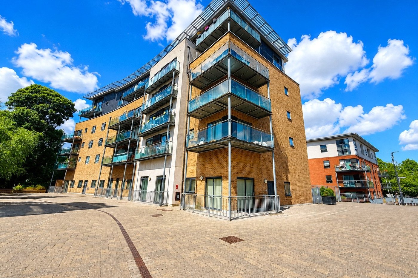 3 bedroom property for sale in London | Robinson Jackson