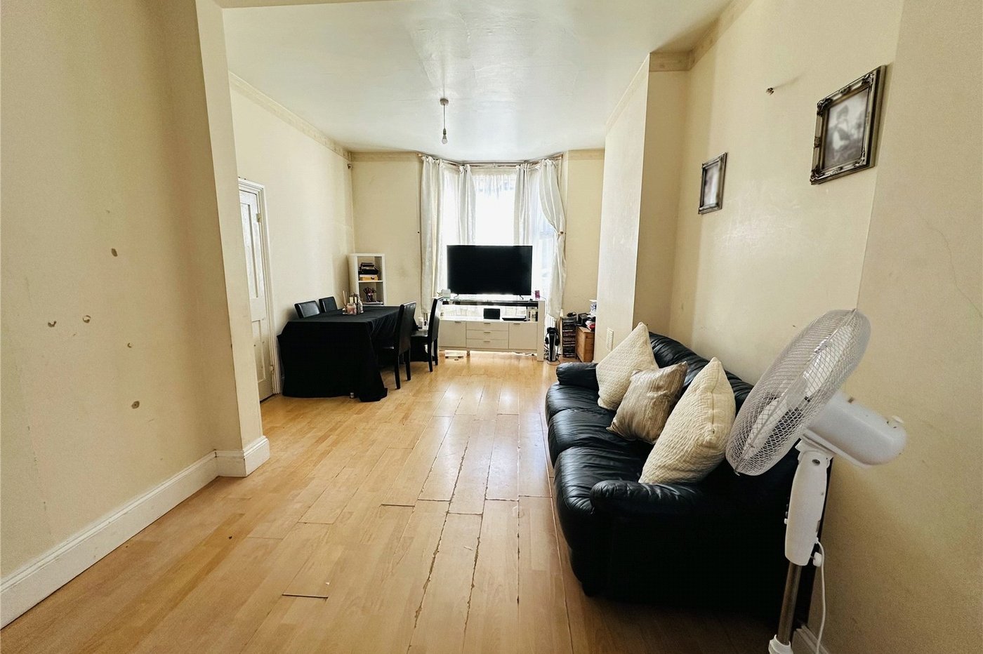 3 bedroom house for sale in London | Robinson Jackson