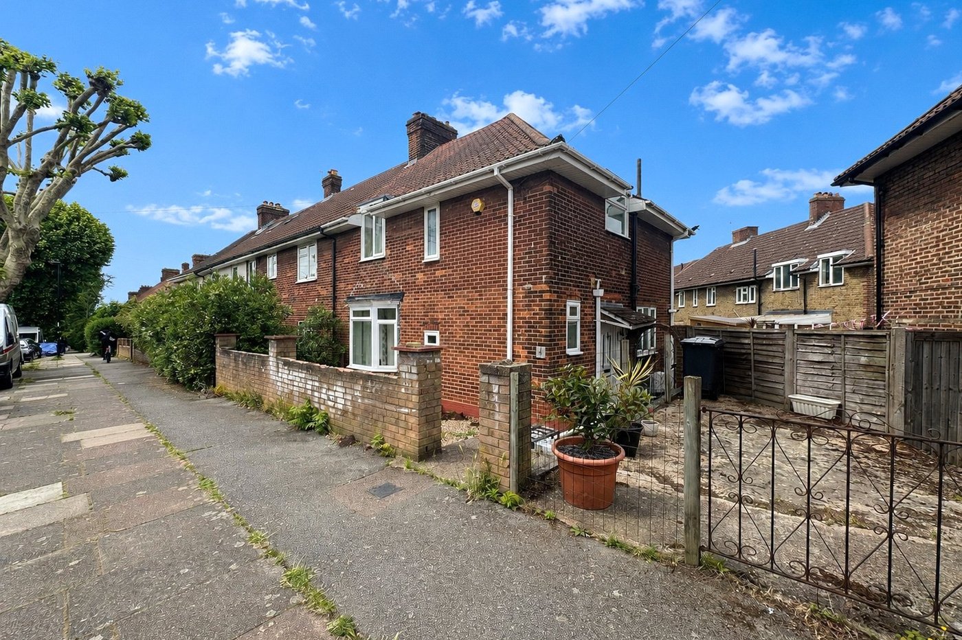 3 bedroom house for sale in London | Robinson Jackson