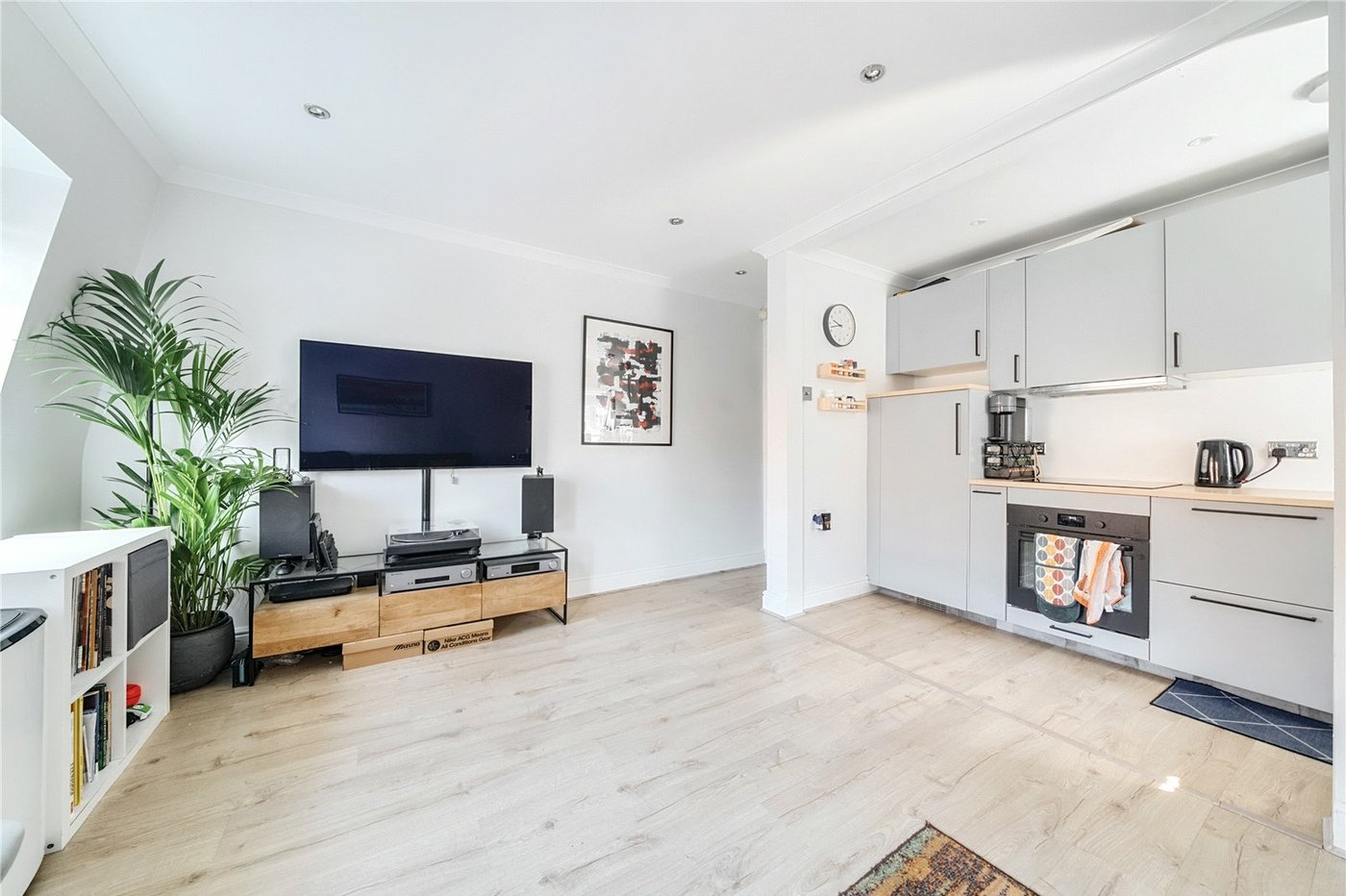 2 bedroom property for sale in London | Robinson Jackson