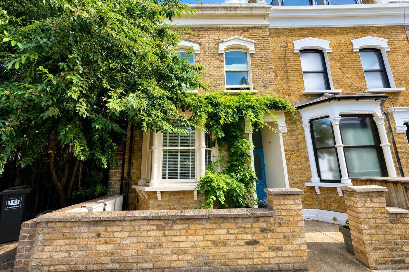 2 bedroom property for sale in London | Robinson Jackson