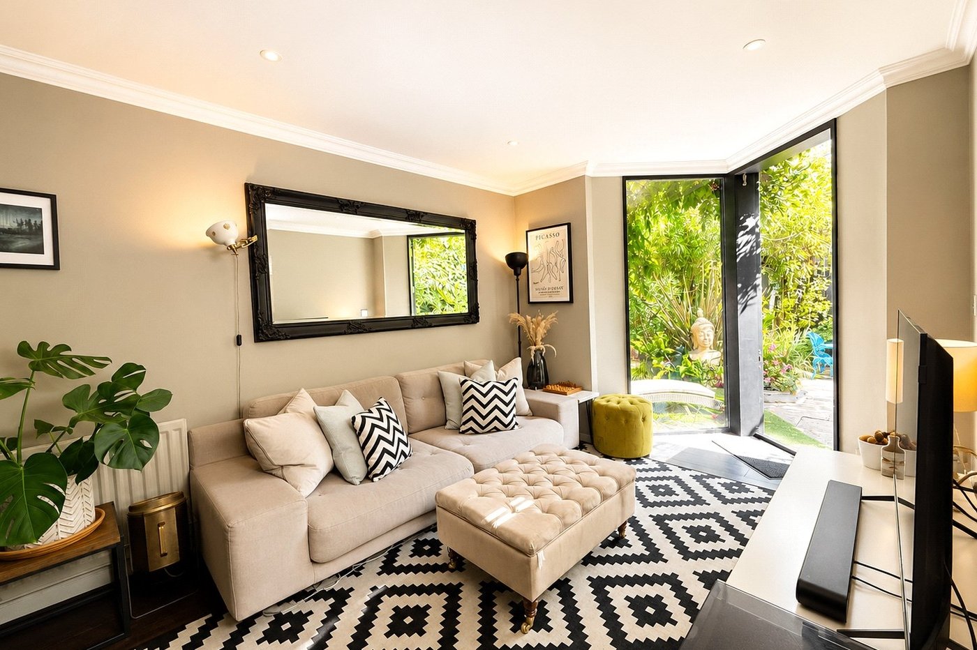 2 bedroom property for sale in London | Robinson Jackson