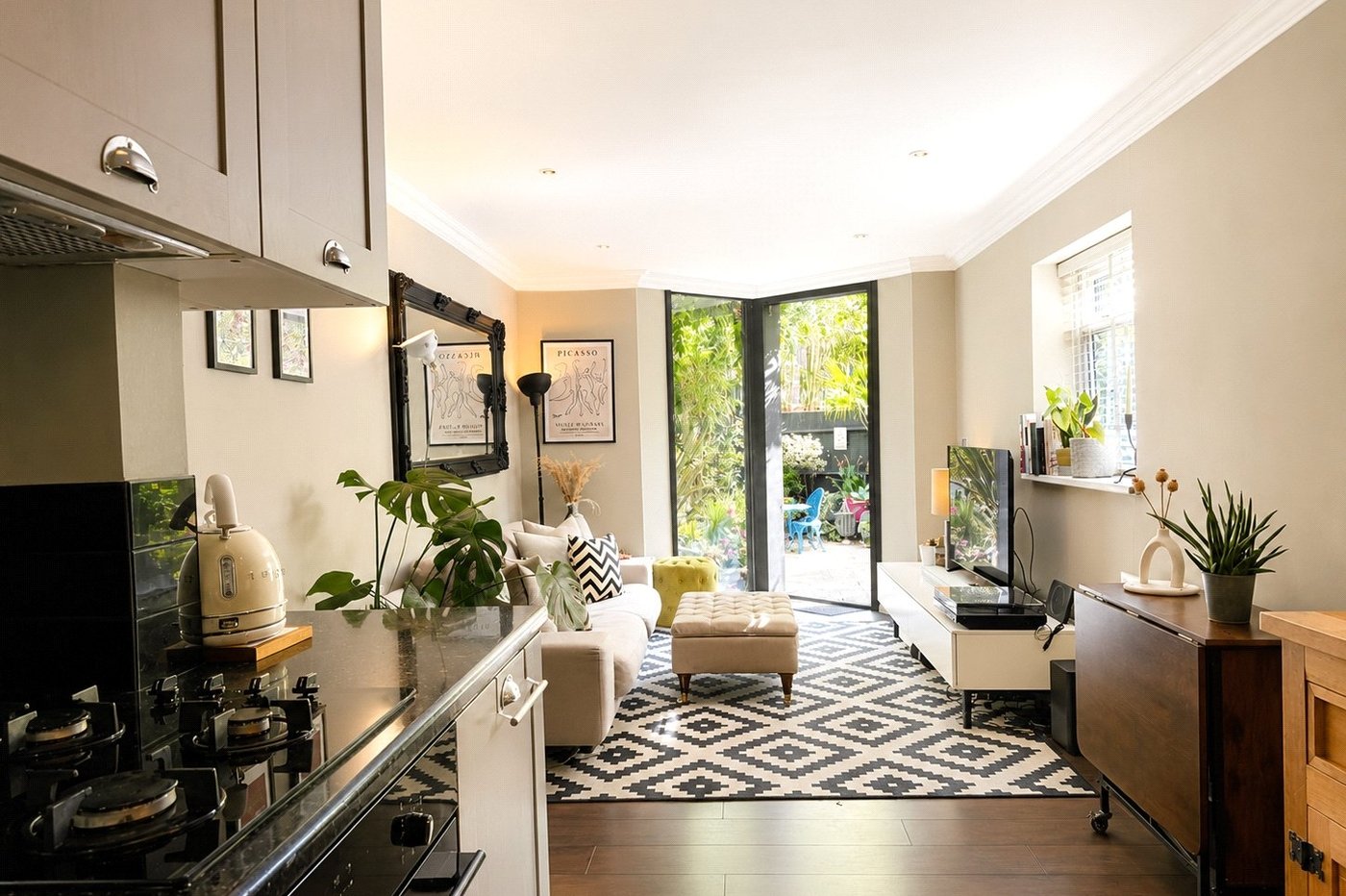 2 bedroom property for sale in London | Robinson Jackson