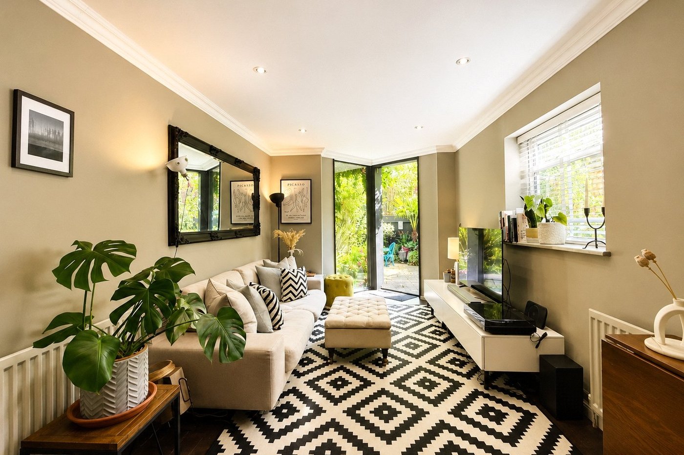 2 bedroom property for sale in London | Robinson Jackson