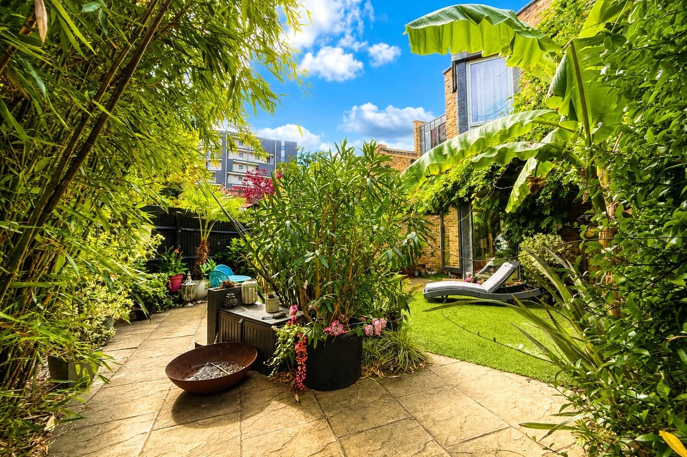 2 bedroom property for sale in London | Robinson Jackson