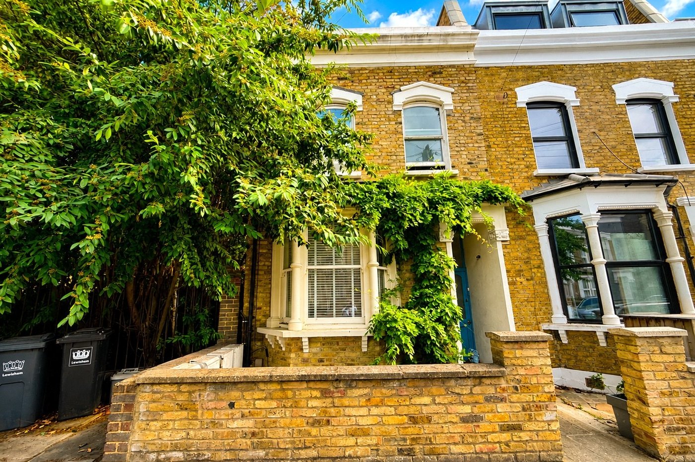 2 bedroom property for sale in London | Robinson Jackson