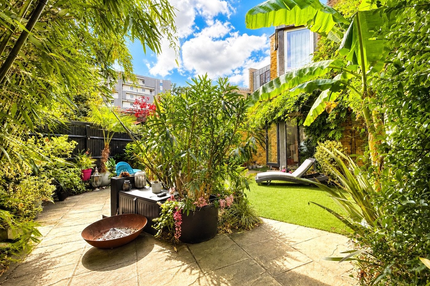 2 bedroom property for sale in London | Robinson Jackson