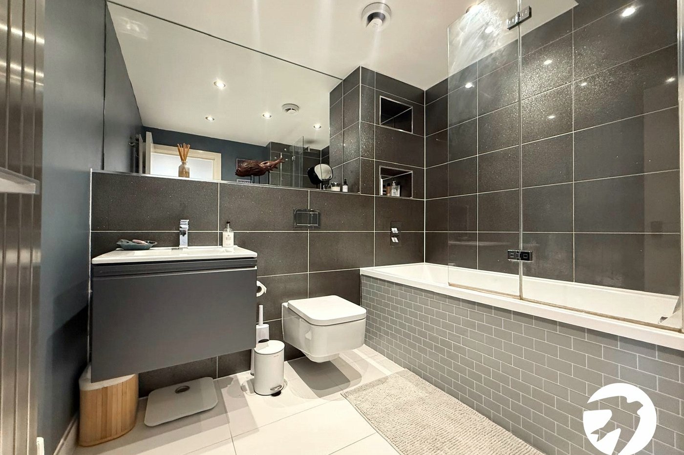 2 bedroom property for sale in London | Robinson Jackson