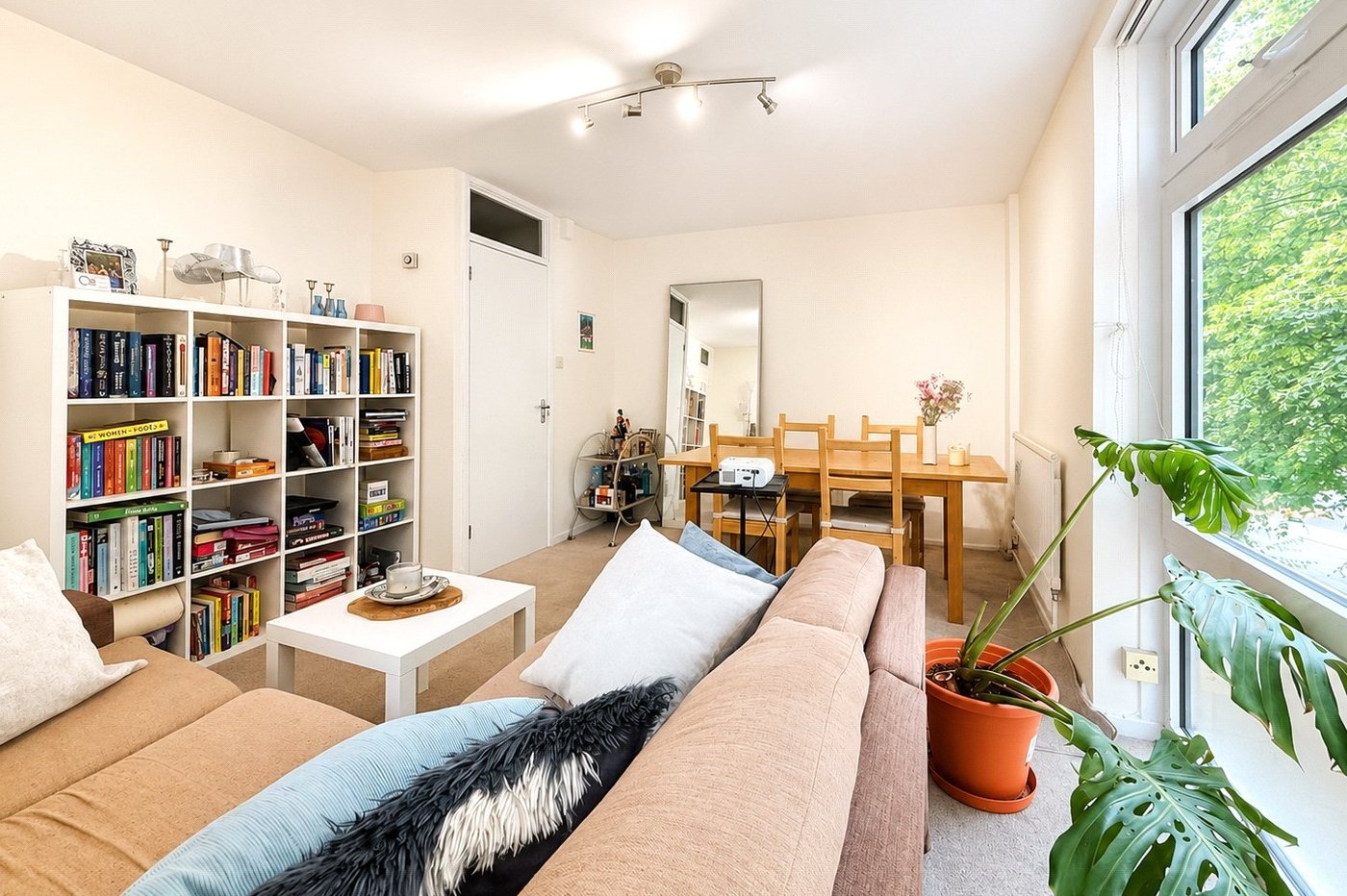 2 bedroom property for sale in London | Robinson Jackson