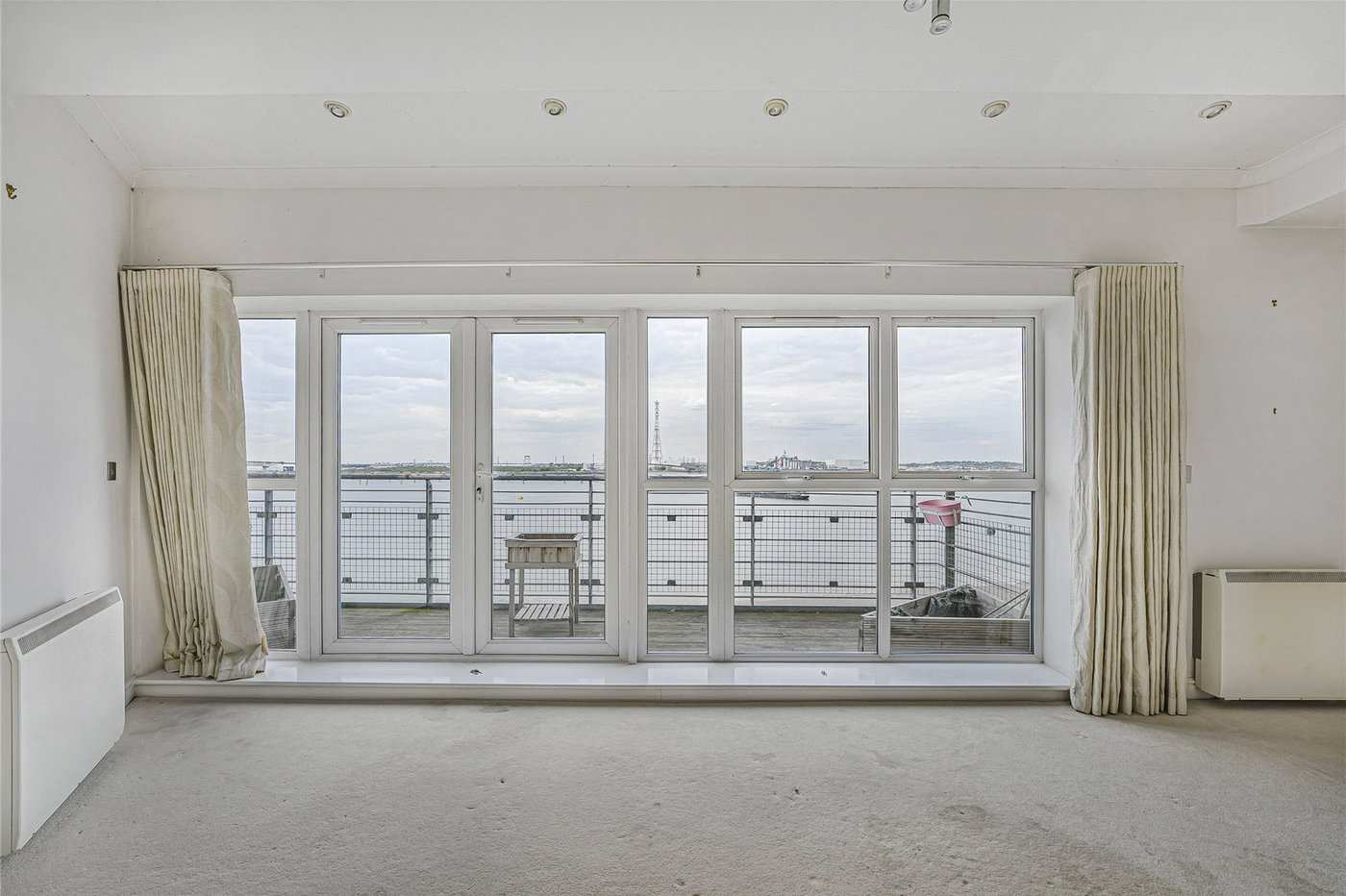 2 bedroom property for sale in Greenhithe | Robinson Jackson