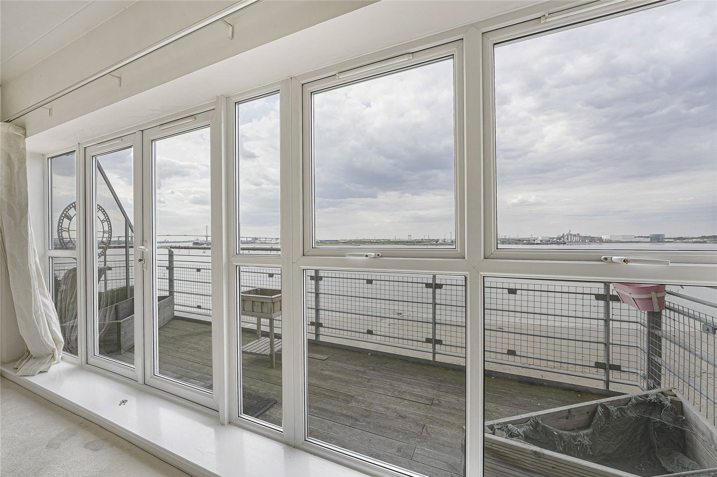 2 bedroom property for sale in Greenhithe | Robinson Jackson