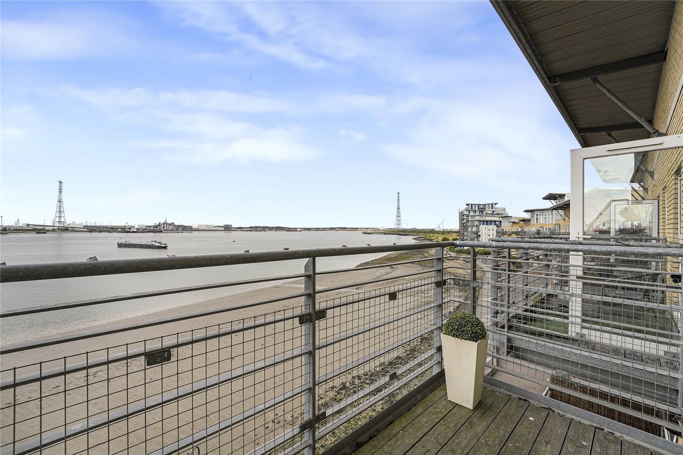 2 bedroom property for sale in Greenhithe | Robinson Jackson