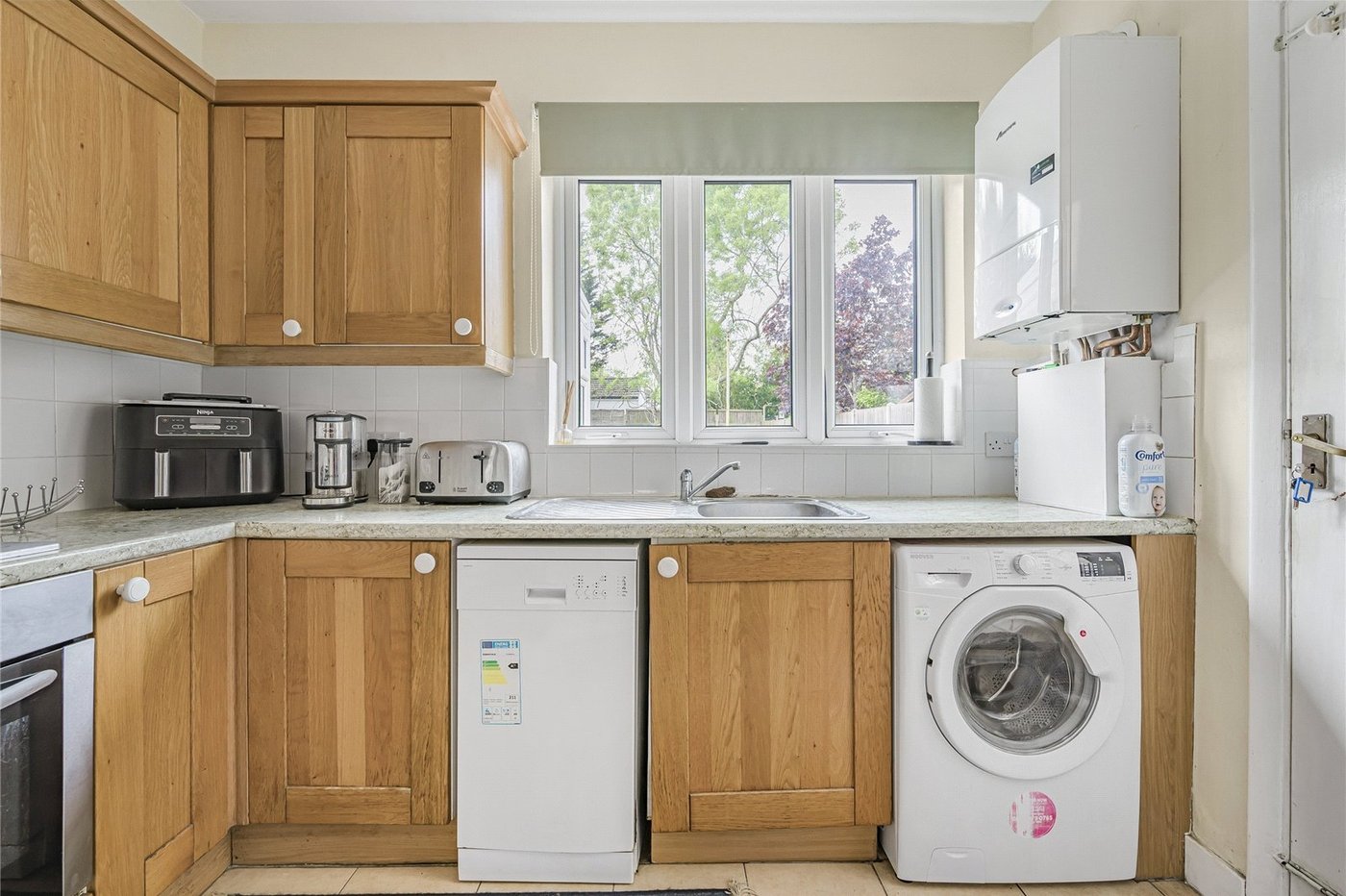 2 bedroom bungalow for sale in London | Robinson Jackson
