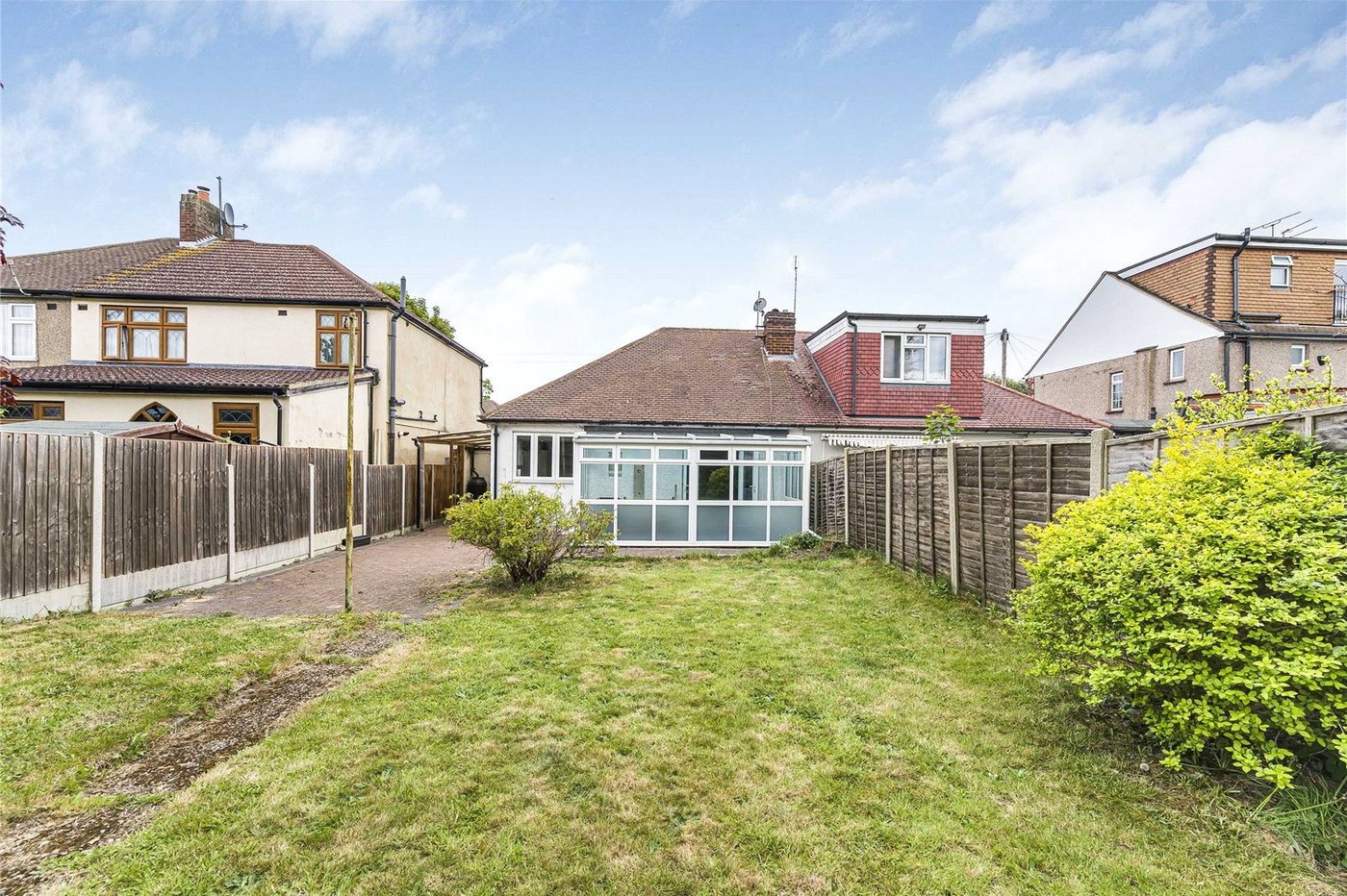 2 bedroom bungalow for sale in London | Robinson Jackson