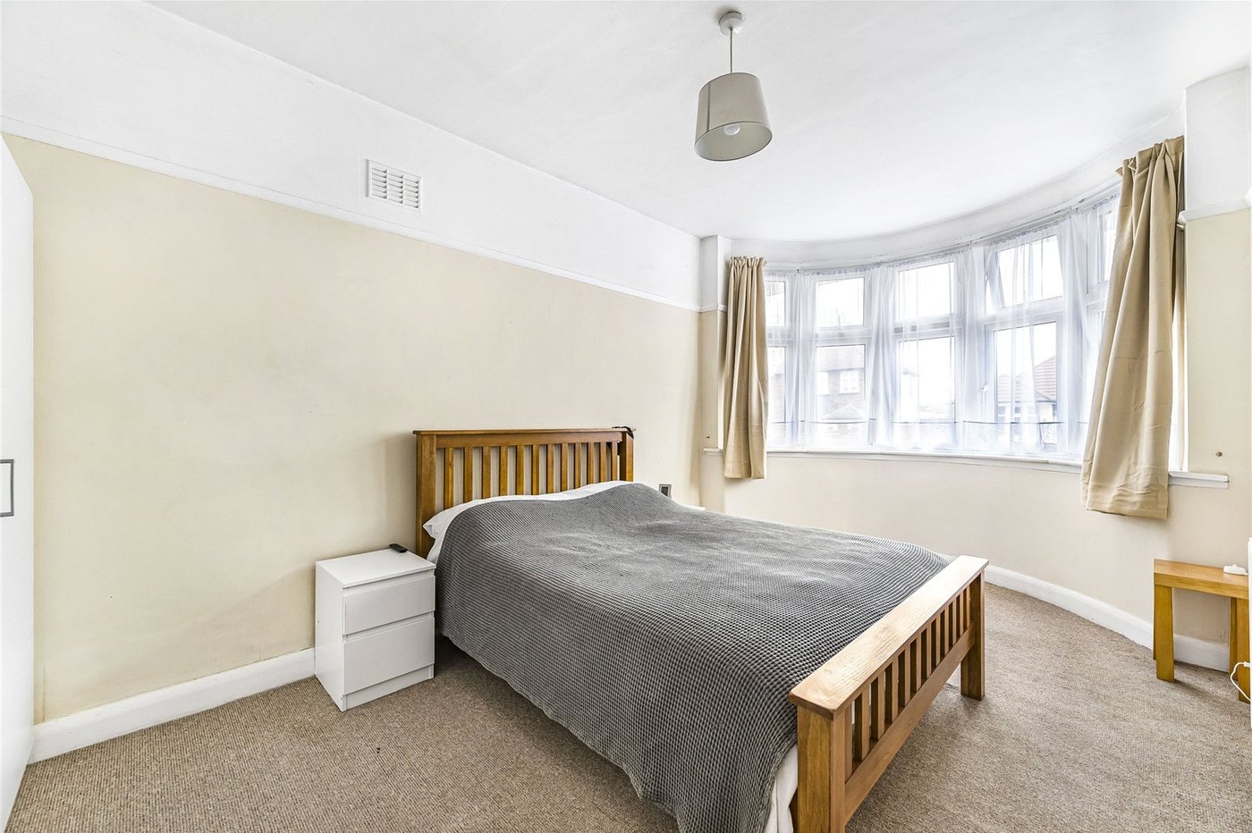 2 bedroom bungalow for sale in London | Robinson Jackson