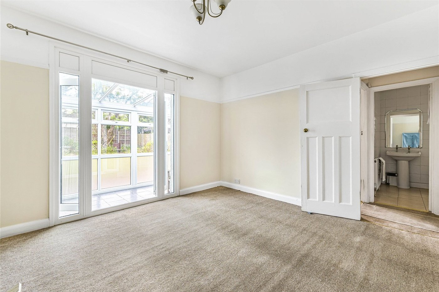 2 bedroom bungalow for sale in London | Robinson Jackson