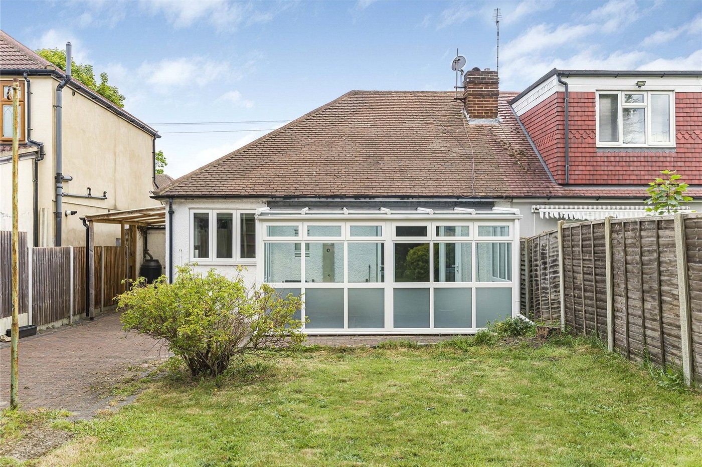 2 bedroom bungalow for sale in London | Robinson Jackson