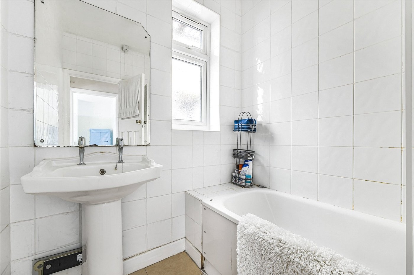2 bedroom bungalow for sale in London | Robinson Jackson