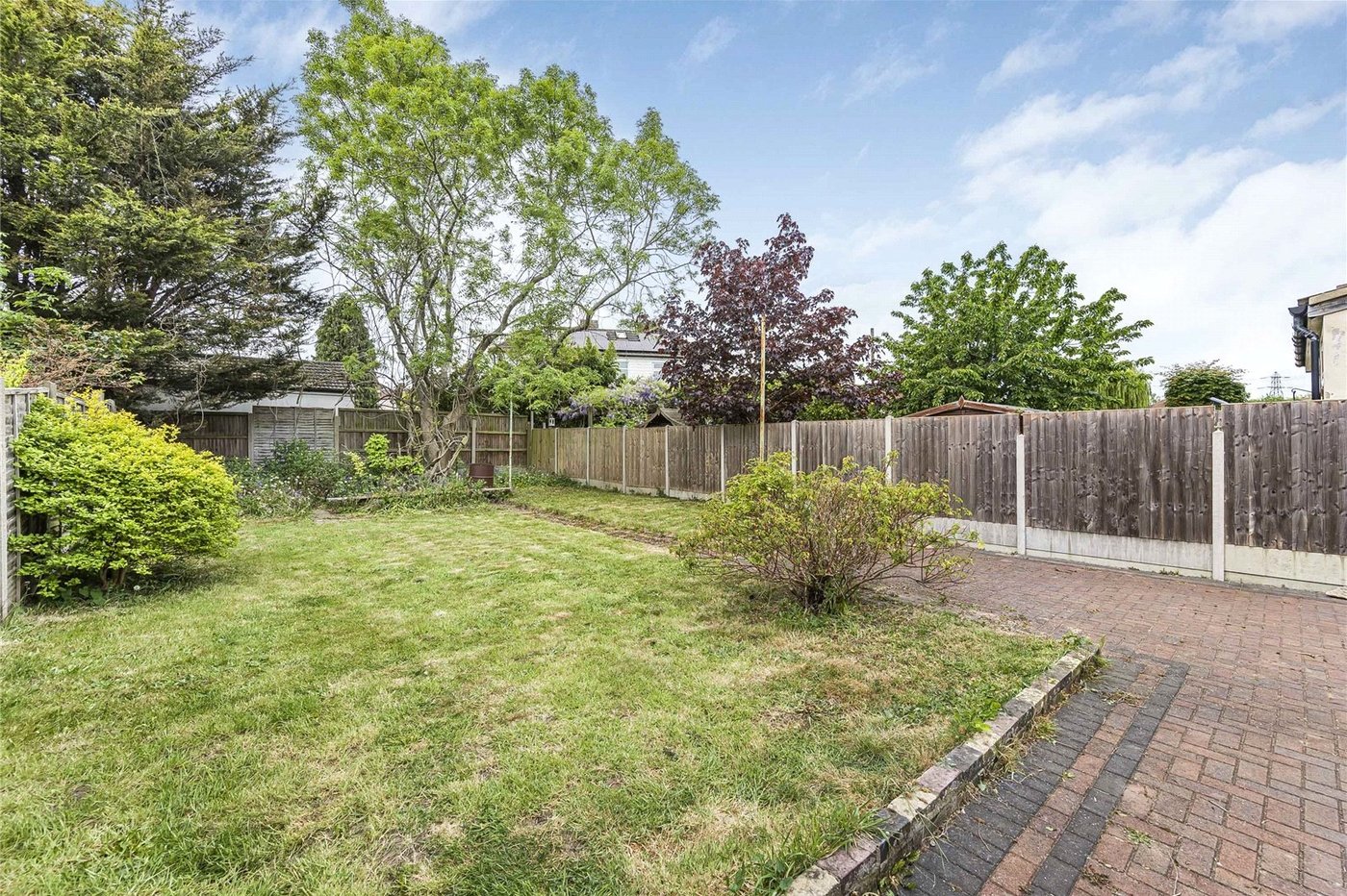 2 bedroom bungalow for sale in London | Robinson Jackson
