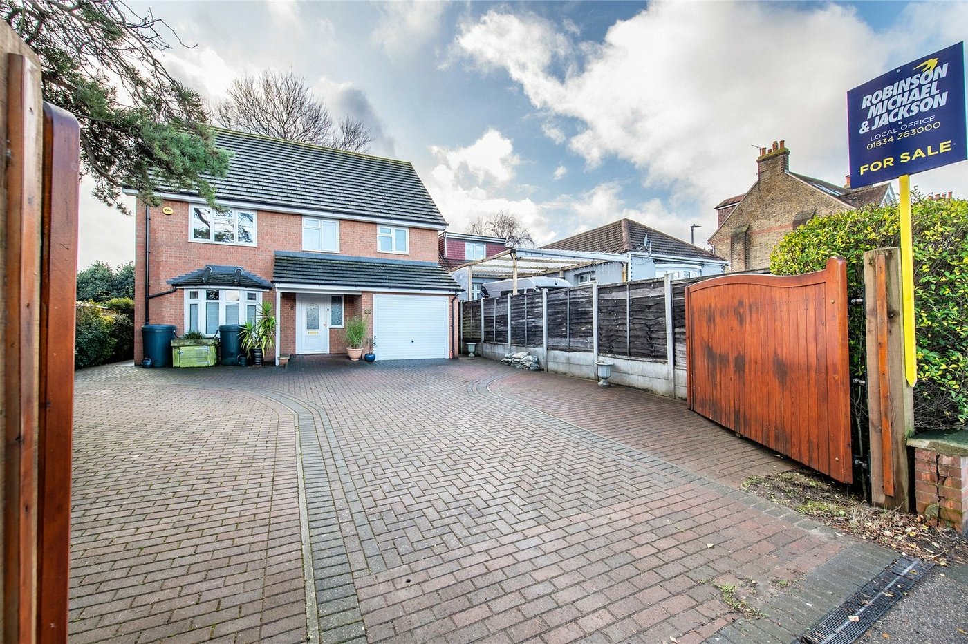 4 bedroom house for sale in Rainham | Robinson Michael & Jackson