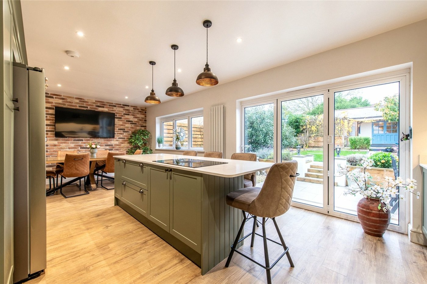 4 bedroom property for sale in Rainham | Robinson Michael & Jackson