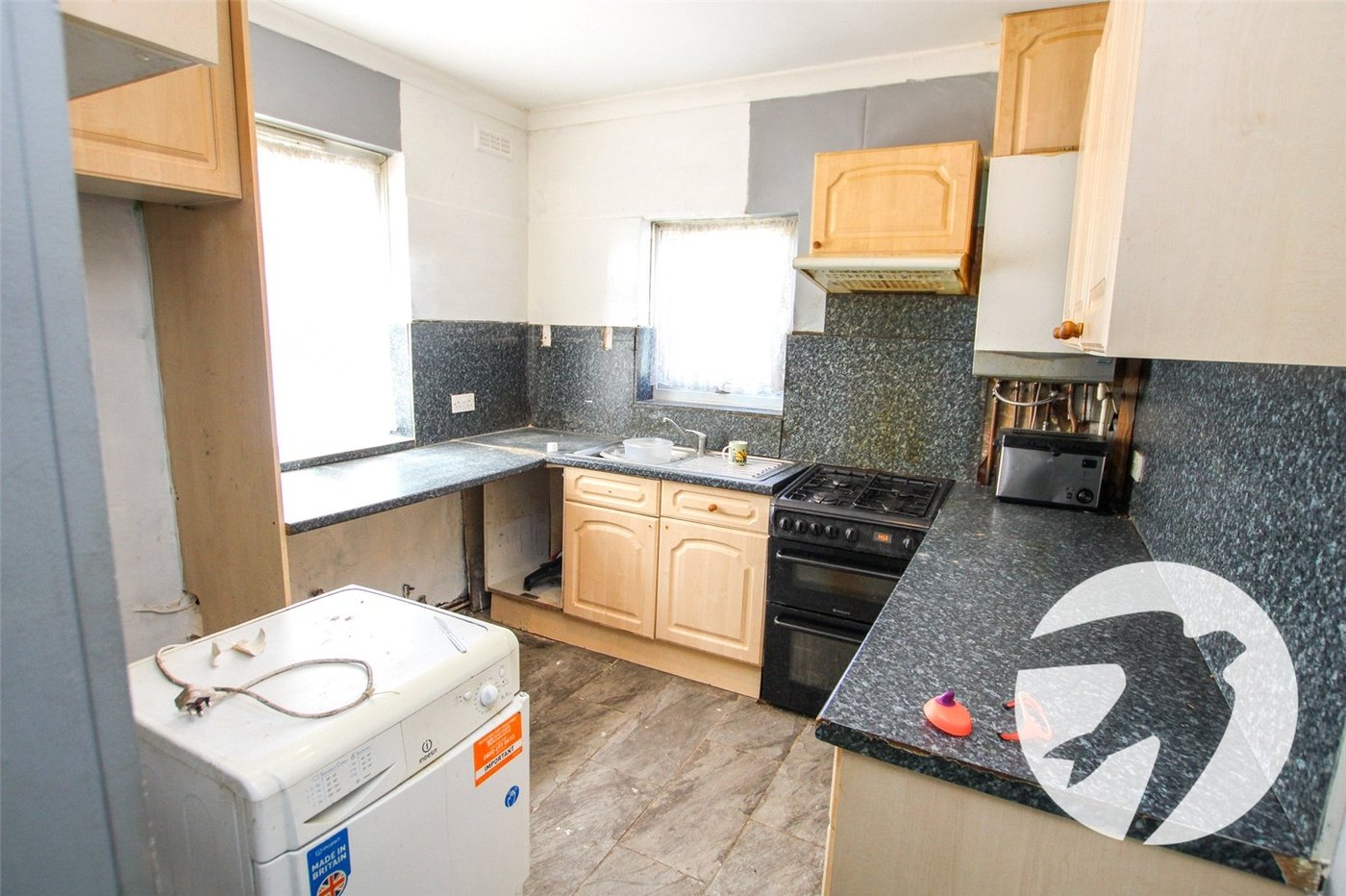 2 bedroom bungalow for sale in London | Robinson Jackson