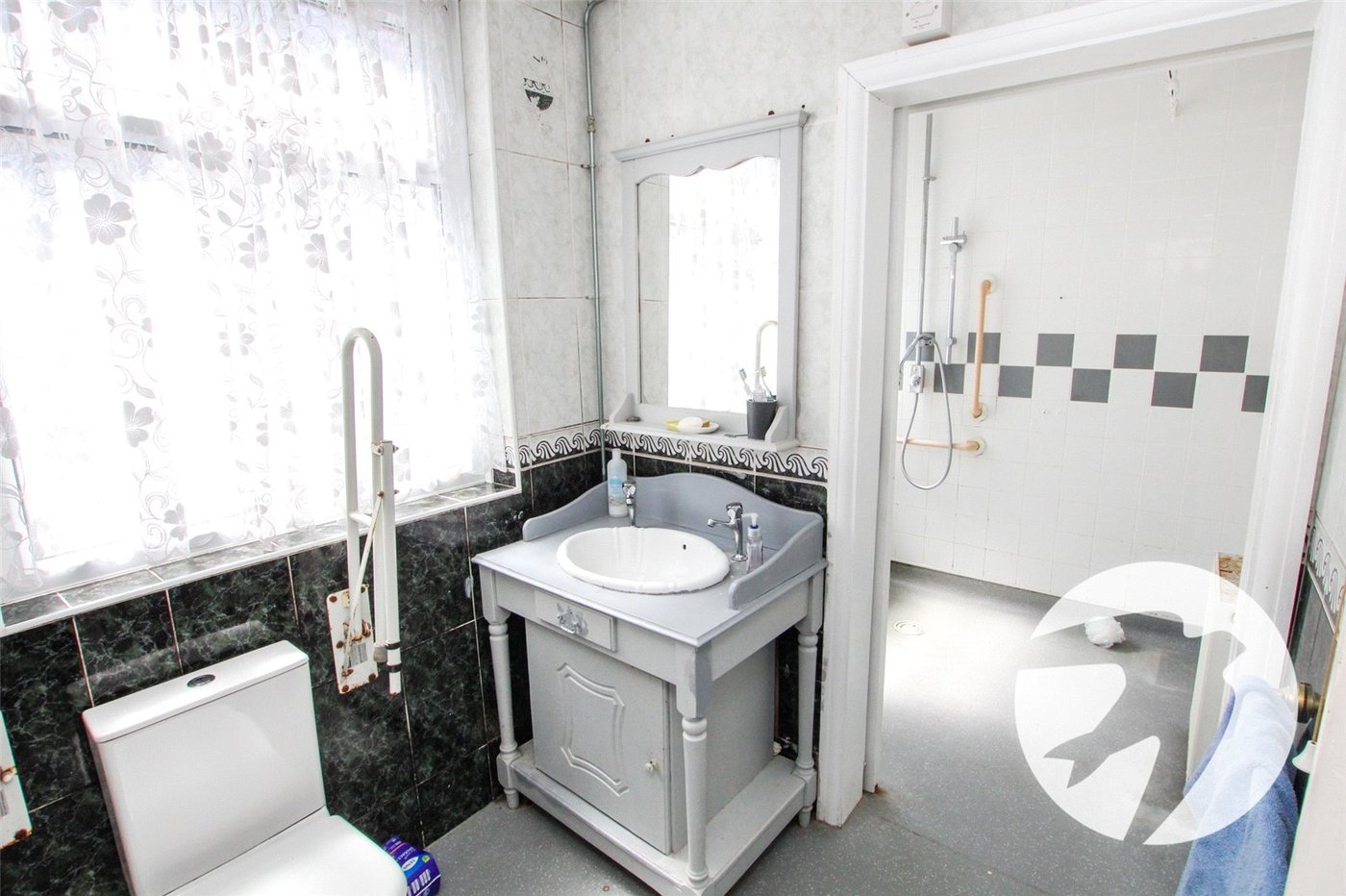 2 bedroom bungalow for sale in London | Robinson Jackson
