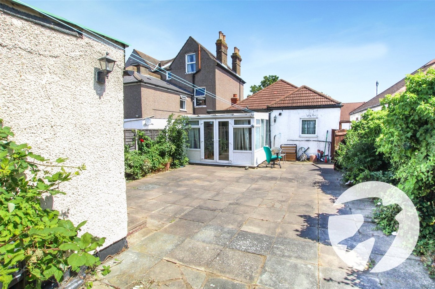 2 bedroom bungalow for sale in London | Robinson Jackson