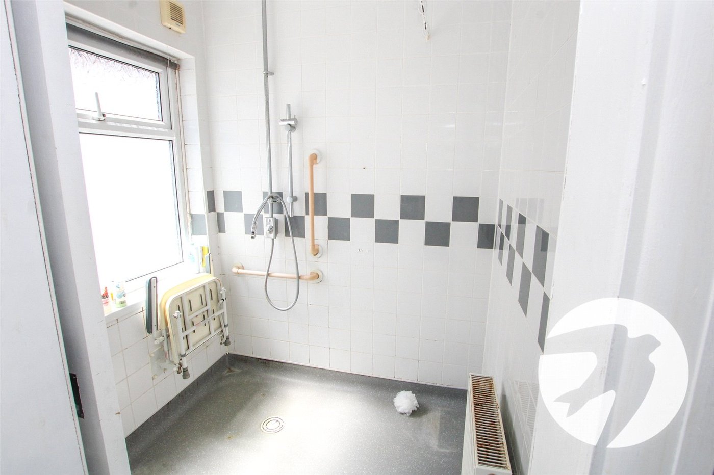 2 bedroom bungalow for sale in London | Robinson Jackson