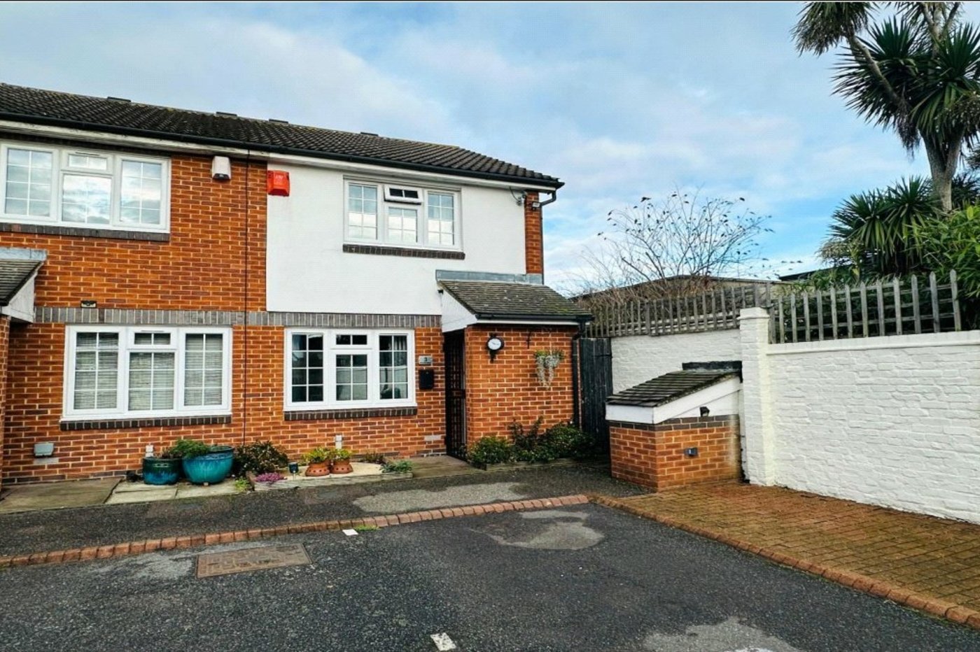 2 bedroom house for sale in London | Robinson Jackson