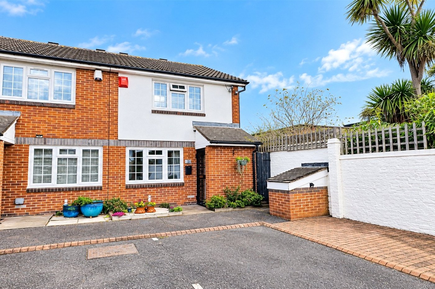 2 bedroom house for sale in London | Robinson Jackson