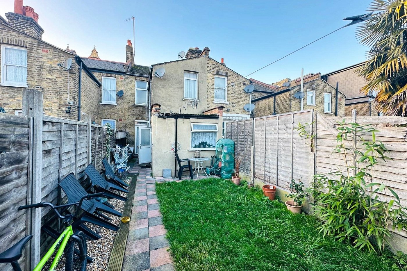 3 bedroom house for sale in London | Robinson Jackson