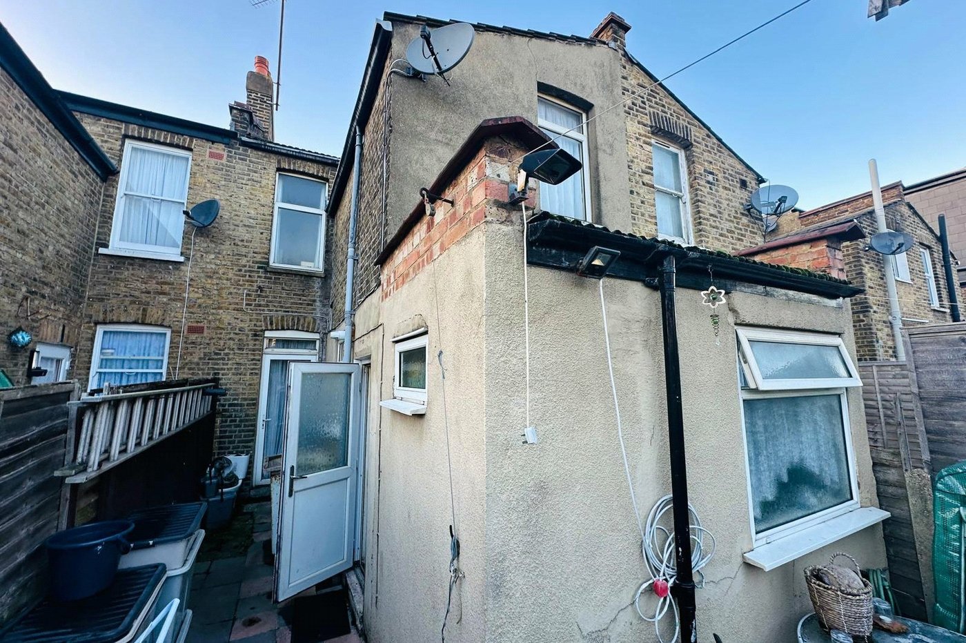 3 bedroom house for sale in London | Robinson Jackson