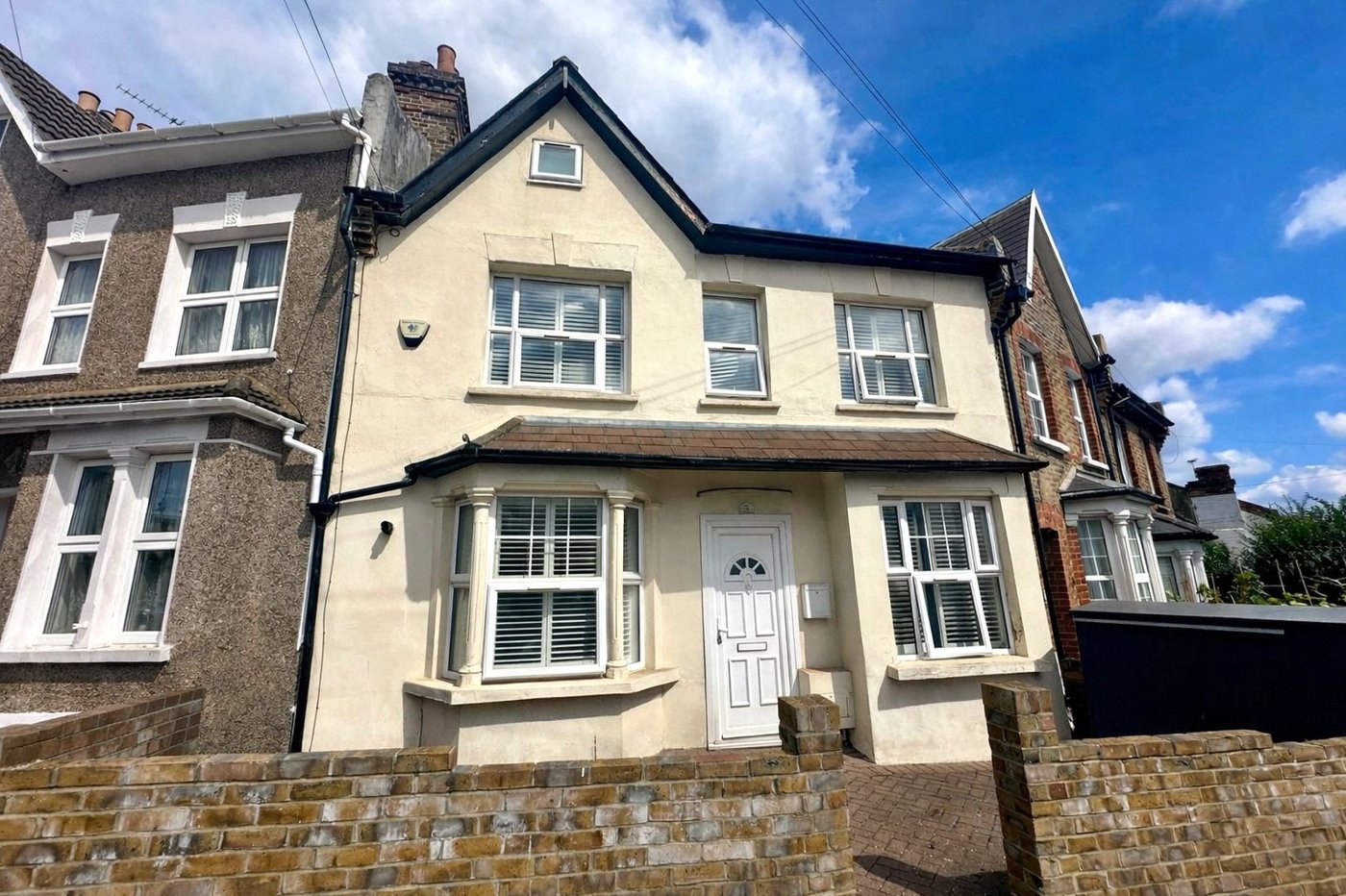 3 bedroom house for sale in London | Robinson Jackson