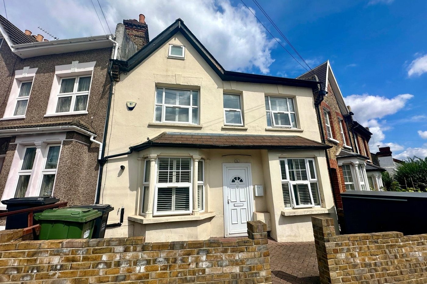 3 bedroom house for sale in London | Robinson Jackson