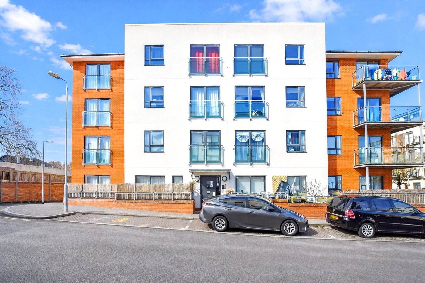 3 bedroom property for sale in London | Robinson Jackson