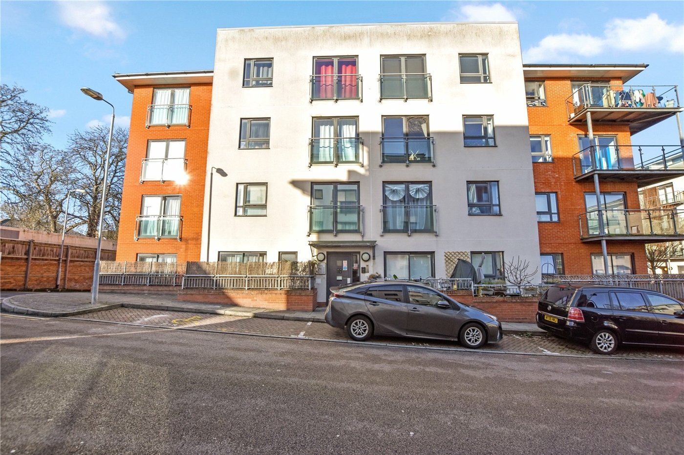 3 bedroom property for sale in London | Robinson Jackson