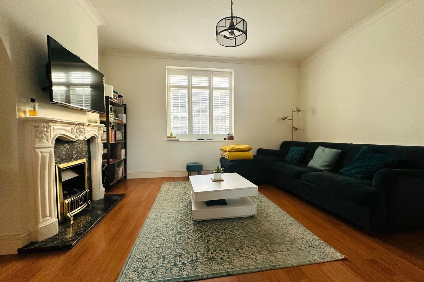 2 bedroom house for sale in London | Robinson Jackson